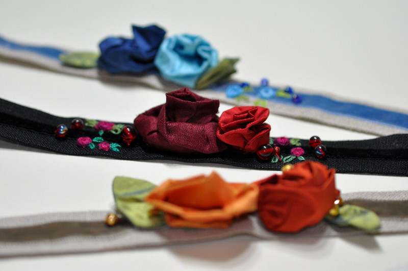 Bunte textile Materialien liegen bereit für einen museumspädagogischen Workshop für Erwachsene.