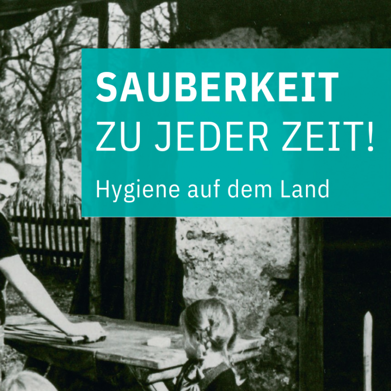 Plakat mit der Aufschrift ‚Sauberkeit zu jeder Zeit! Hygiene auf dem Land‘ – Ankündigung der Sonderausstellungen 2025.